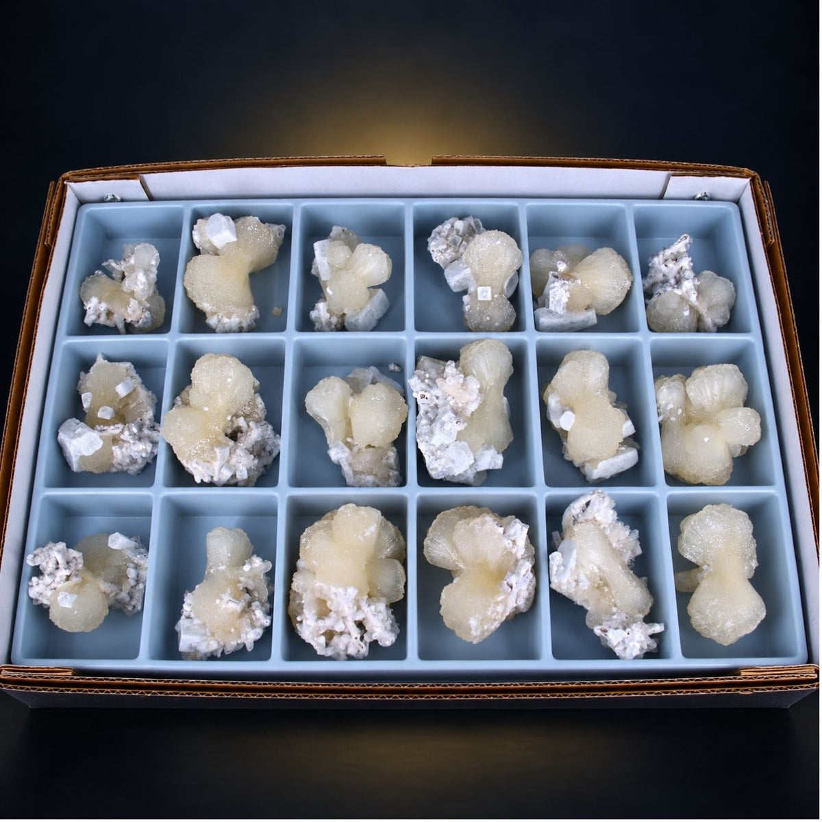 Stilbite specimen lot — India, 2000 g.