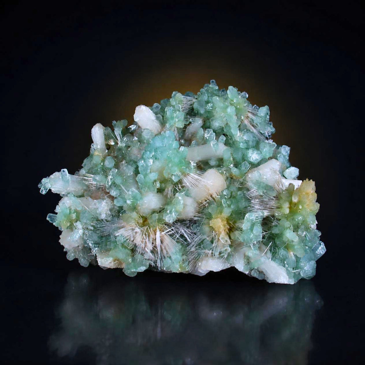 Green Botryoidal Acicular Tabular Apophyllite on White Stilbite Matrix · 1050 g · 20 × 15 × 6 cm · Pune