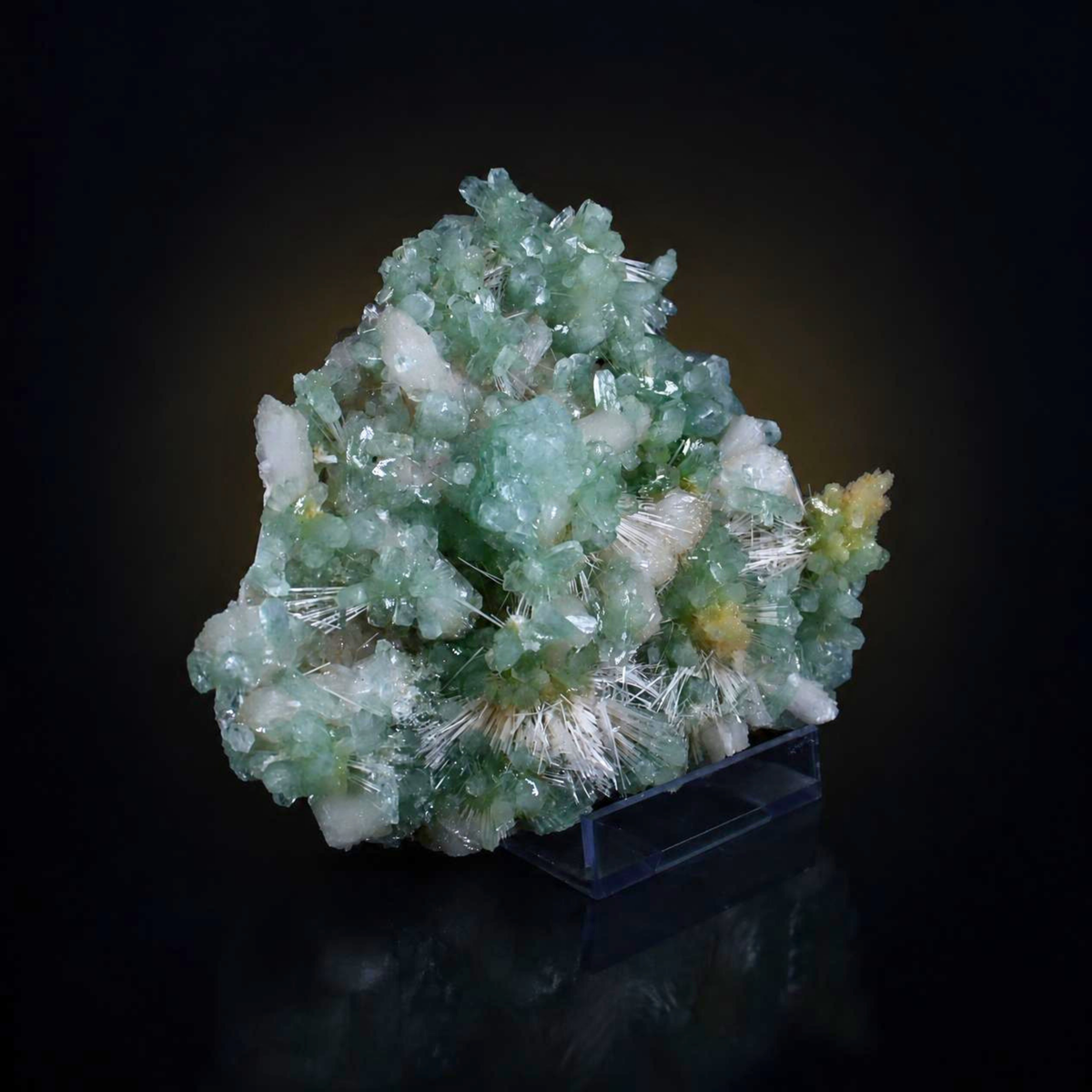 Green Botryoidal Acicular Tabular Apophyllite on White Stilbite Matrix · 1050 g · 20 × 15 × 6 cm · Pune