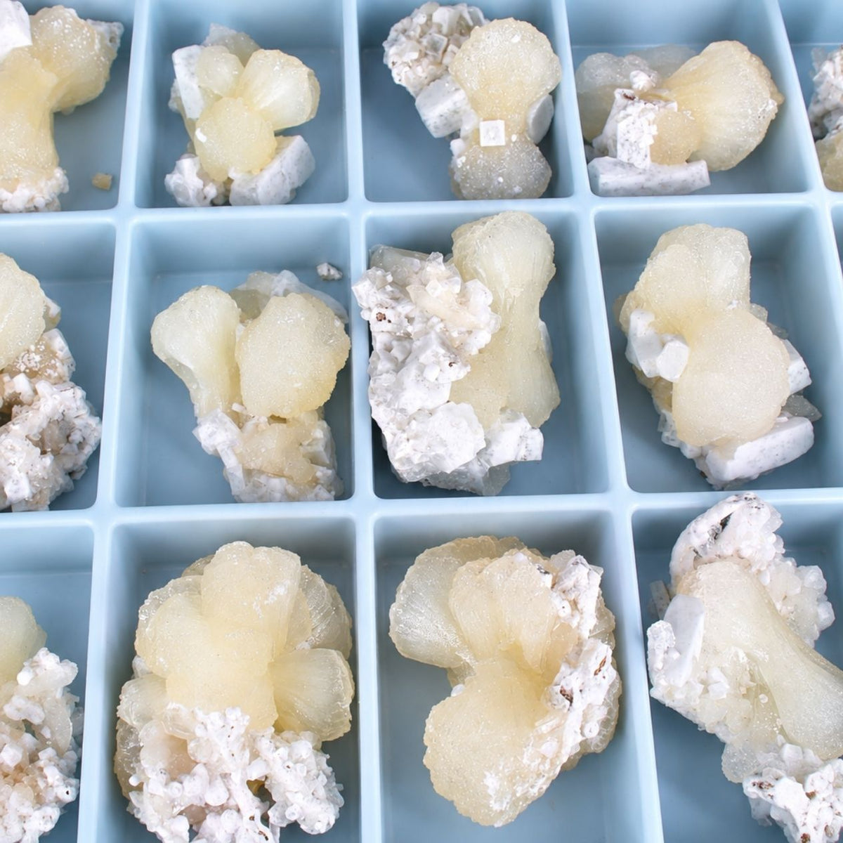Stilbite specimen lot — India, 2000 g.