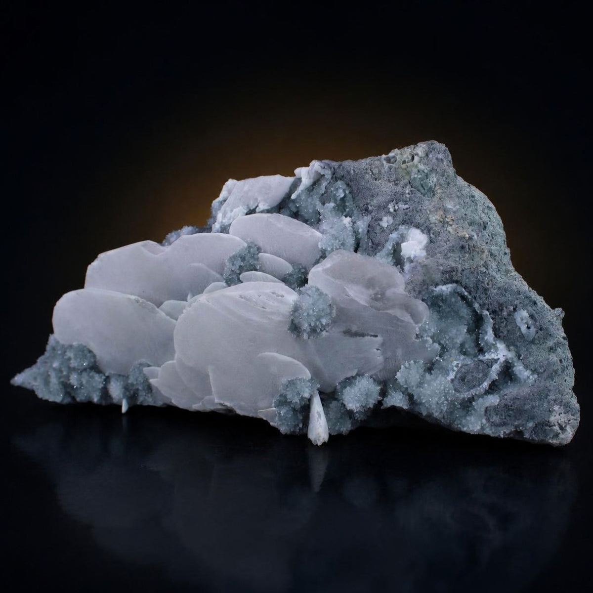 Natural Prehnite and Chalcedony Mineral Specimen 25 × 12 × 4 cm 1240 g