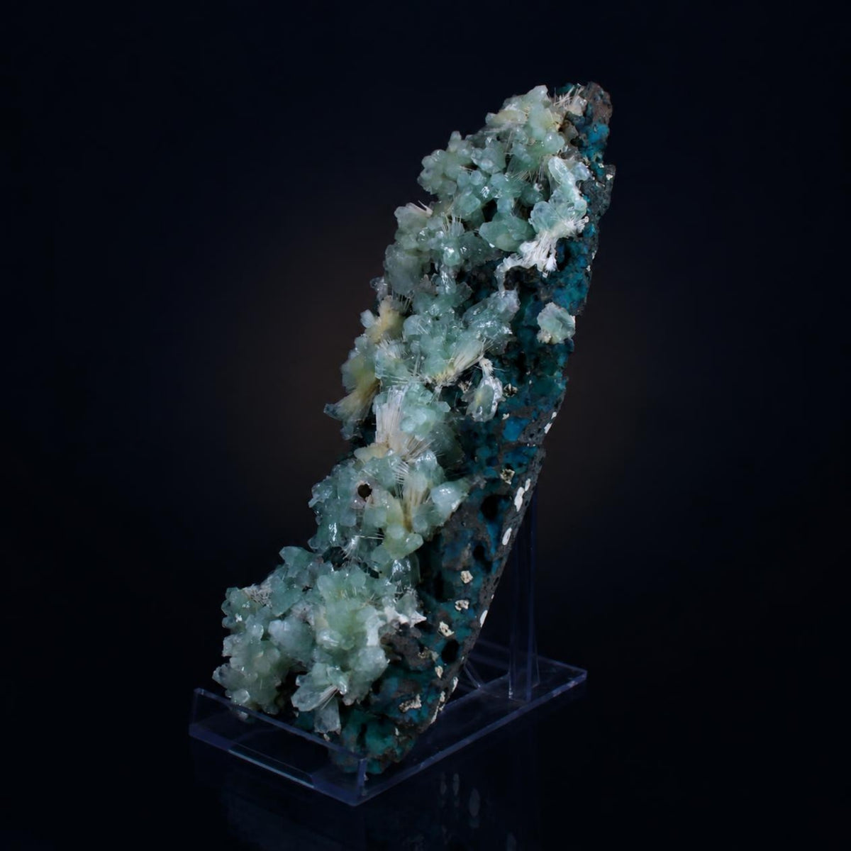 Apophyllite and Stilbite and Scolecite specimen — India, 1200 g.