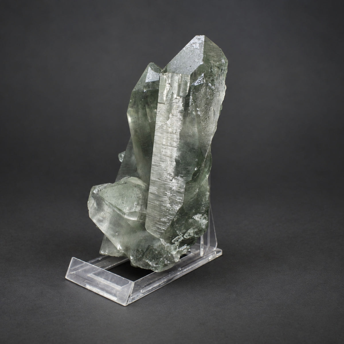 Natural Green Himalayan Quartz Mineral Specimen 15 × 10 × 5 cm 750 g