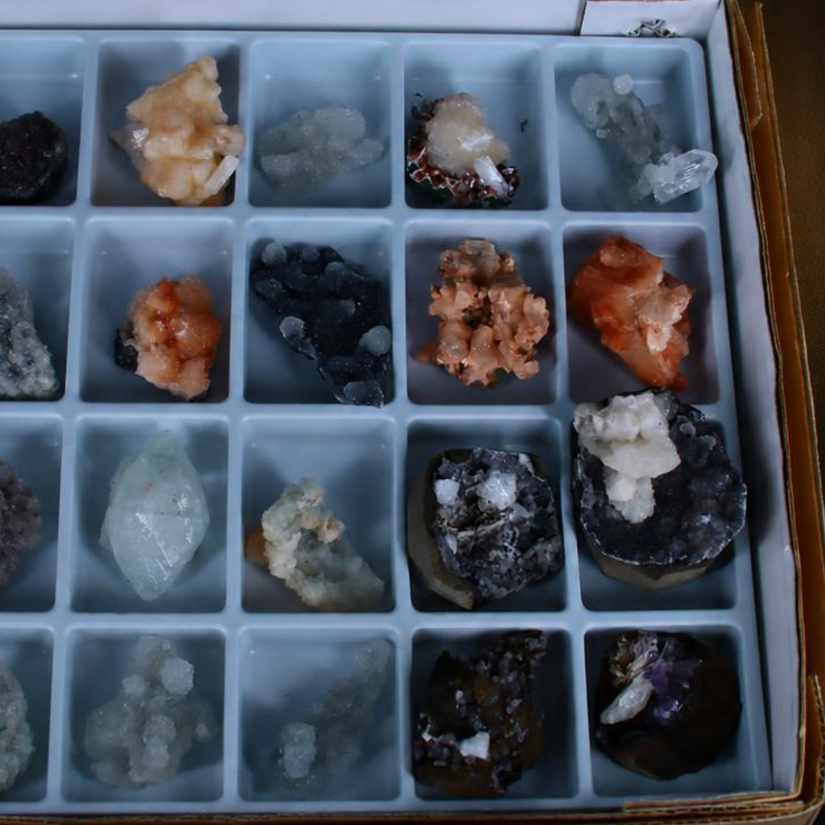Mixed Apophyllite Stilbite Heulandite Calcite & amp Quartz Crystal Lot – 32 Pieces