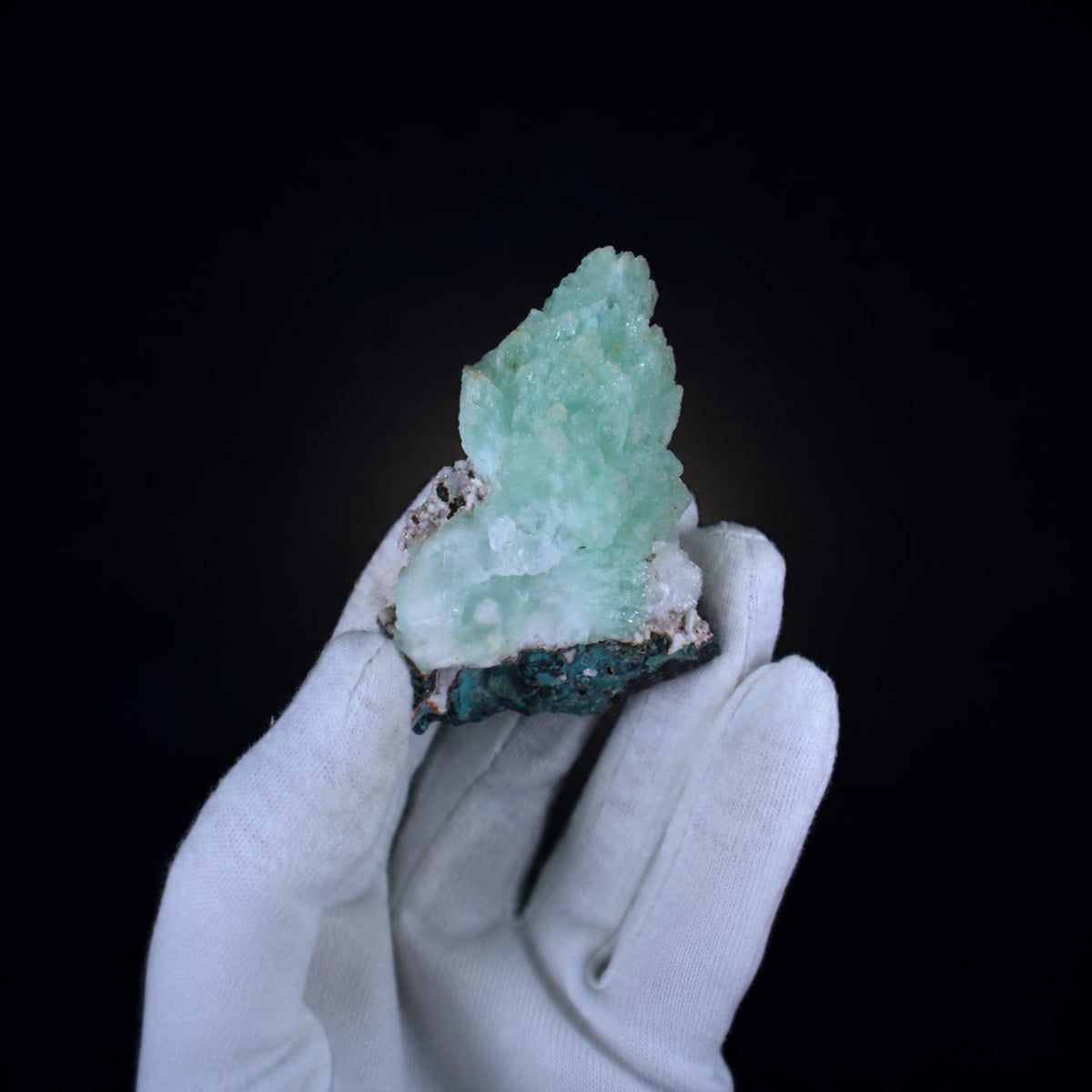 Green Botryoidal Apophyllite · 300 g · 8 × 4 × 5 cm