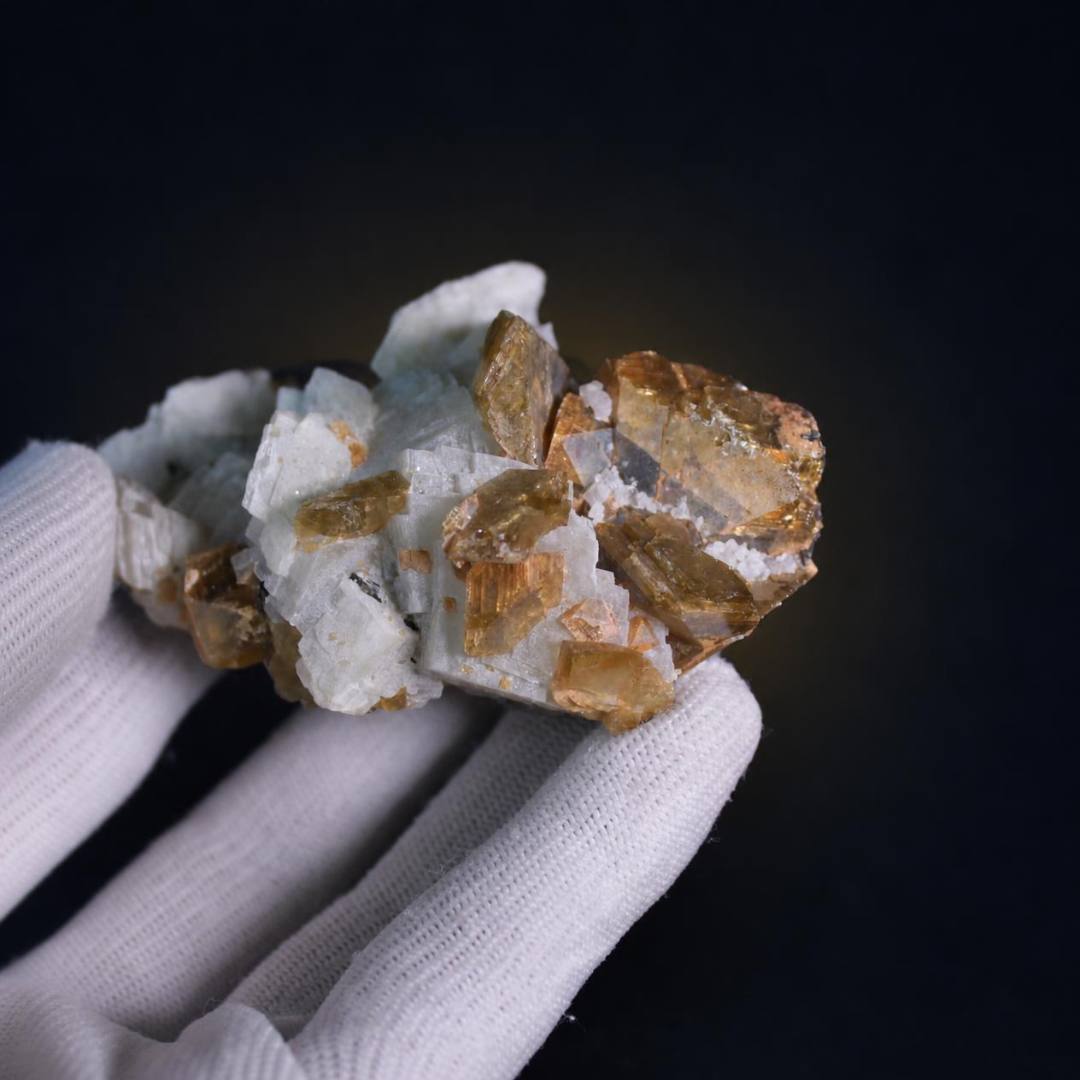 Heulandite specimen — India, 140 g.