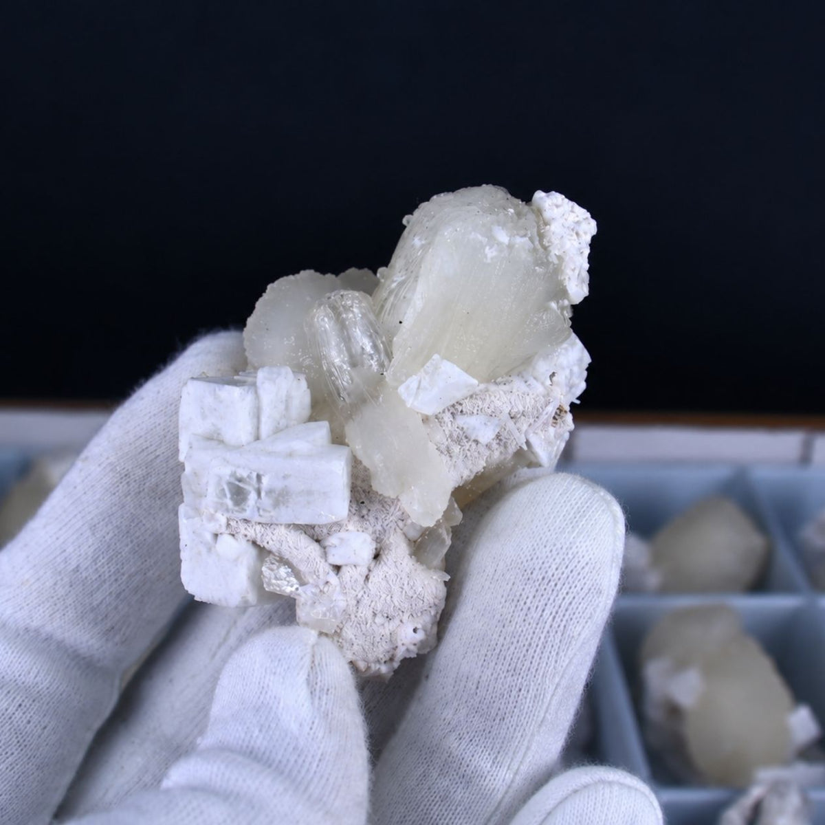 Stilbite specimen lot — India, 2000 g.