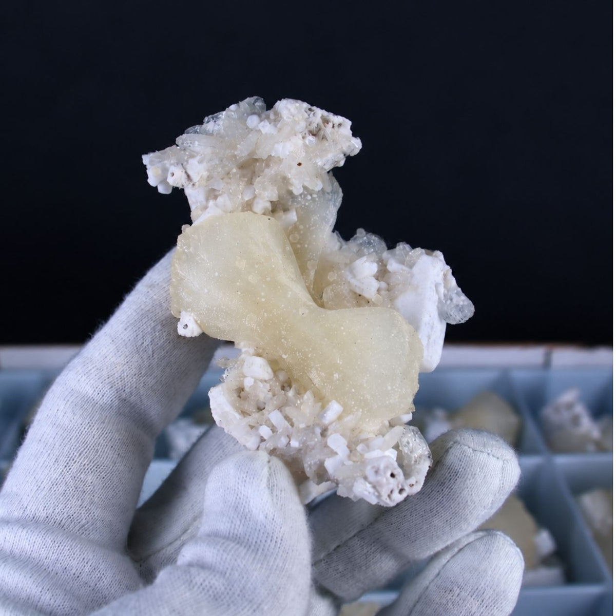 Stilbite specimen lot — India, 2000 g.
